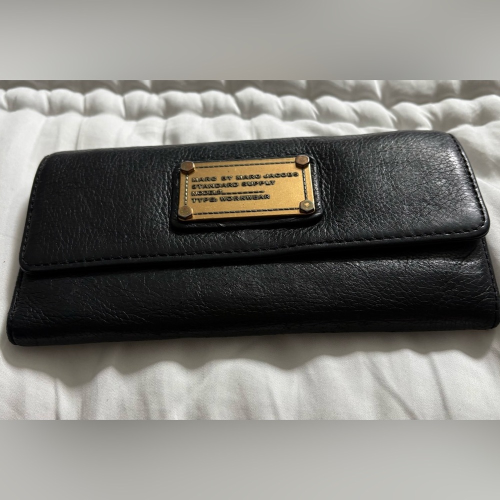 Marc by Marc Jacobs Black Wallet with Gold Plaque - Picture 2 of 9
